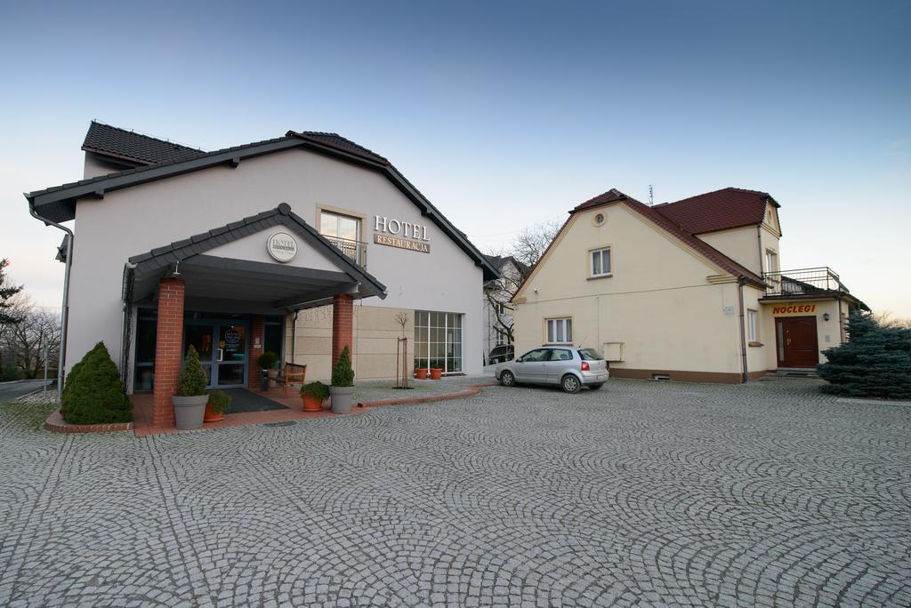 Hotel Nowy Dwor Trzebnica Exterior foto