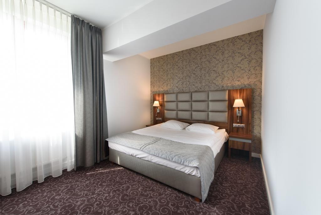 Hotel Nowy Dwor Trzebnica Exterior foto