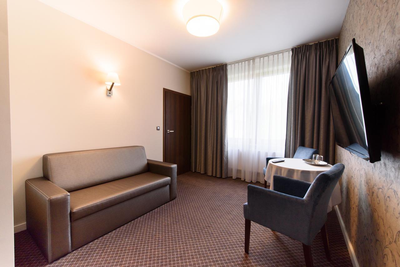 Hotel Nowy Dwor Trzebnica Exterior foto