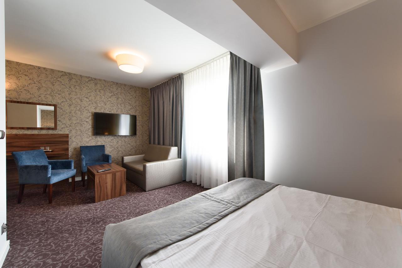 Hotel Nowy Dwor Trzebnica Exterior foto